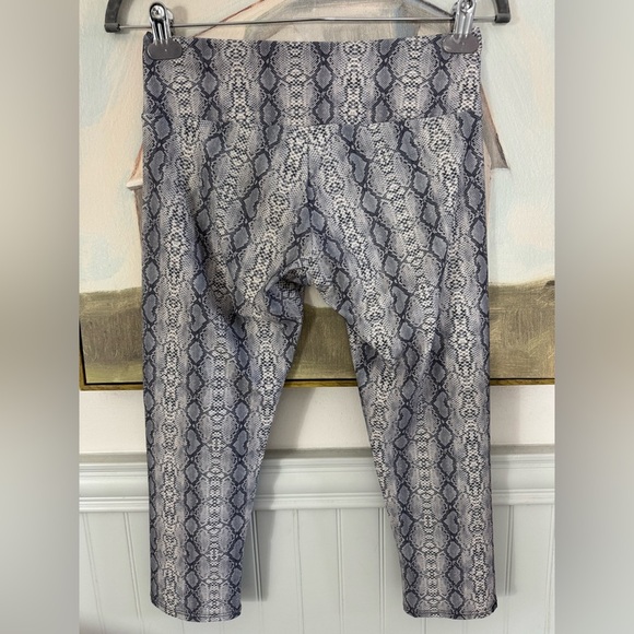 ONZIE Gray & White Cropped Snake Print Leggings Size Medium - Picture 7 of 9